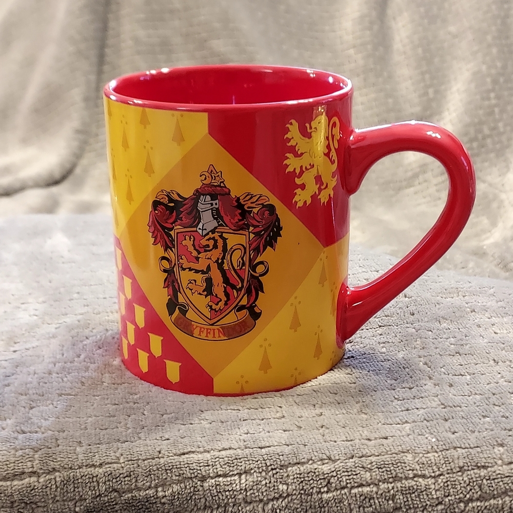 Harry Potter Gryffindor House Crest Ceramic Mug, 14 Ounces NWOT